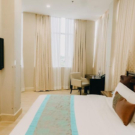 Goldberry Suites & Hotel Mactan Lapu-Lapu City Bagian luar foto
