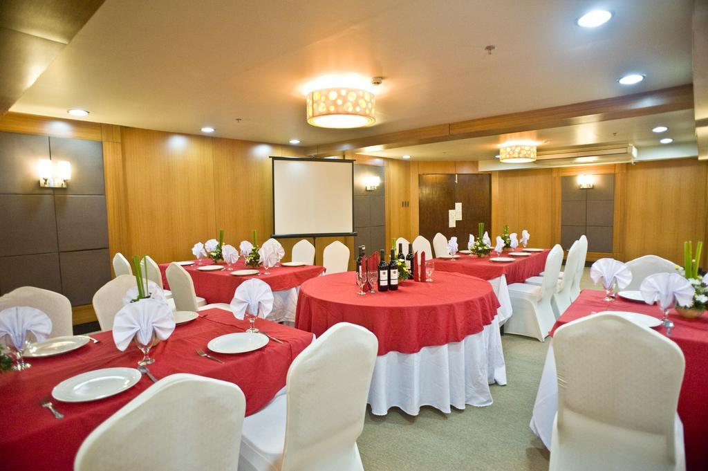 Goldberry Suites & Hotel Mactan Lapu-Lapu City Bagian luar foto