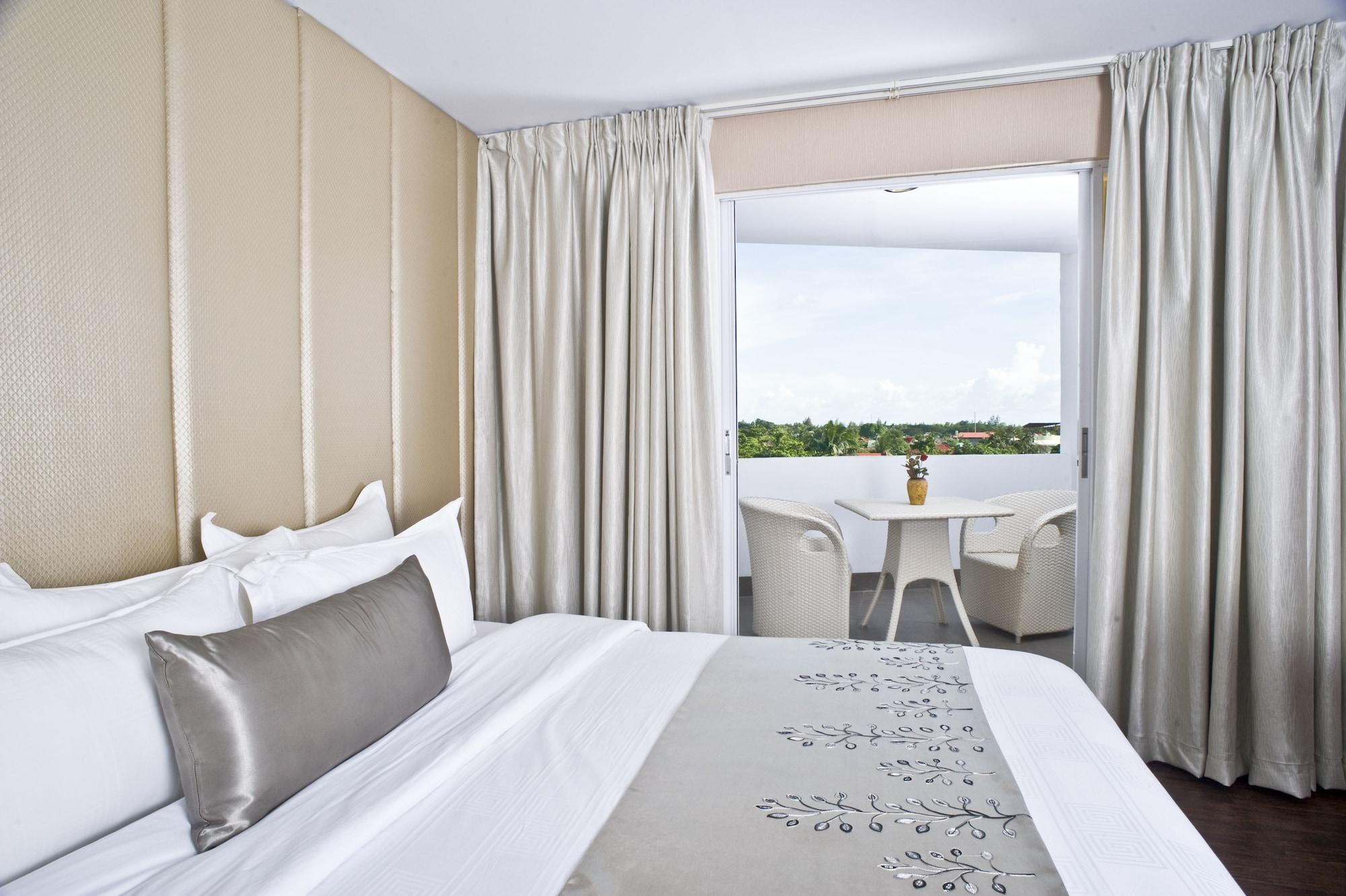 Goldberry Suites & Hotel Mactan Lapu-Lapu City Bagian luar foto