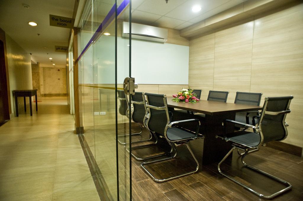Goldberry Suites & Hotel Mactan Lapu-Lapu City Bagian luar foto