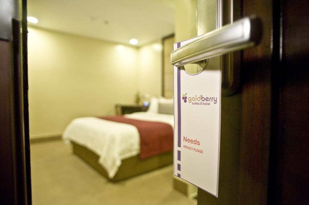 Goldberry Suites & Hotel Mactan Lapu-Lapu City Bagian luar foto