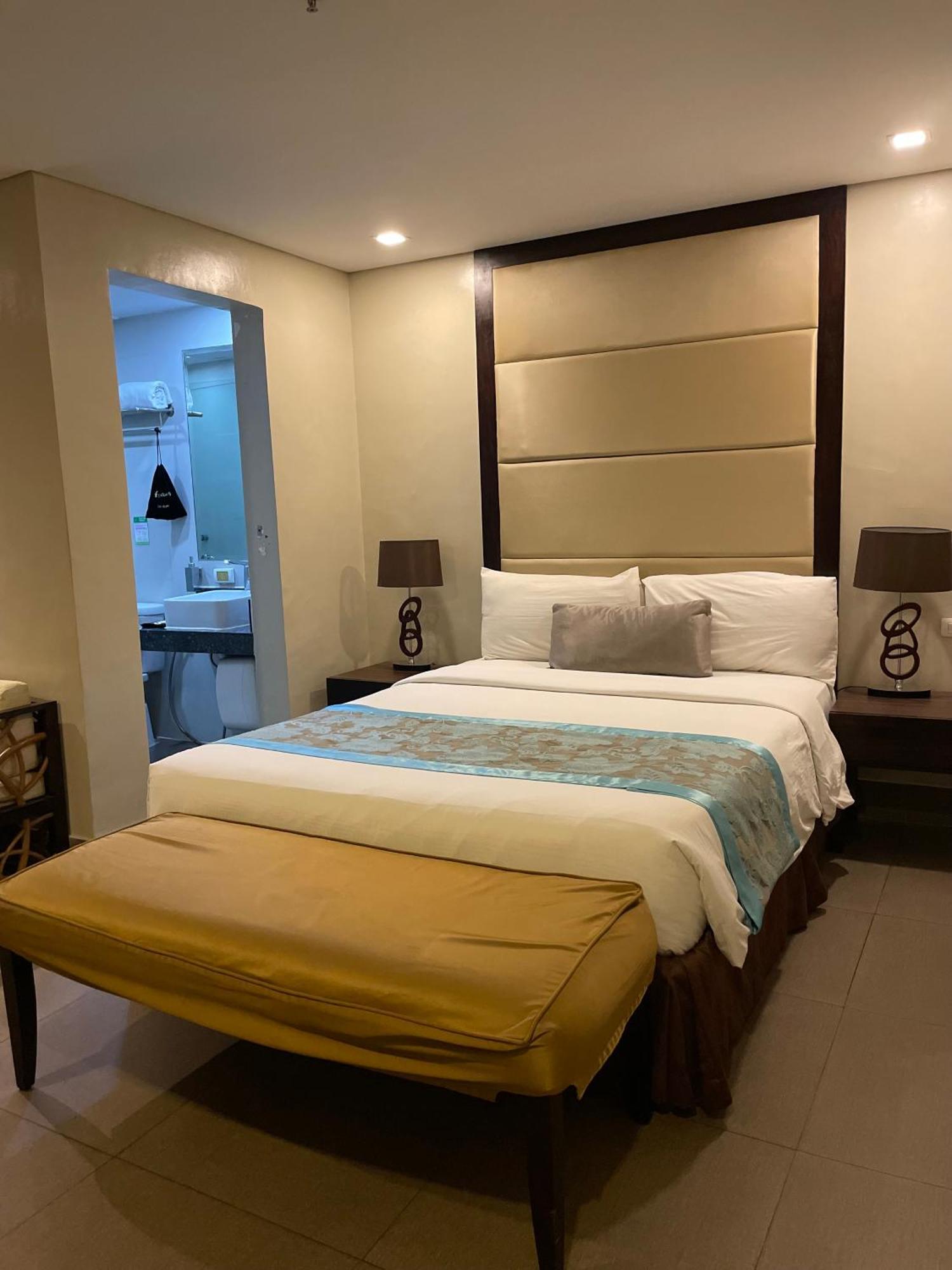 Goldberry Suites & Hotel Mactan Lapu-Lapu City Bagian luar foto