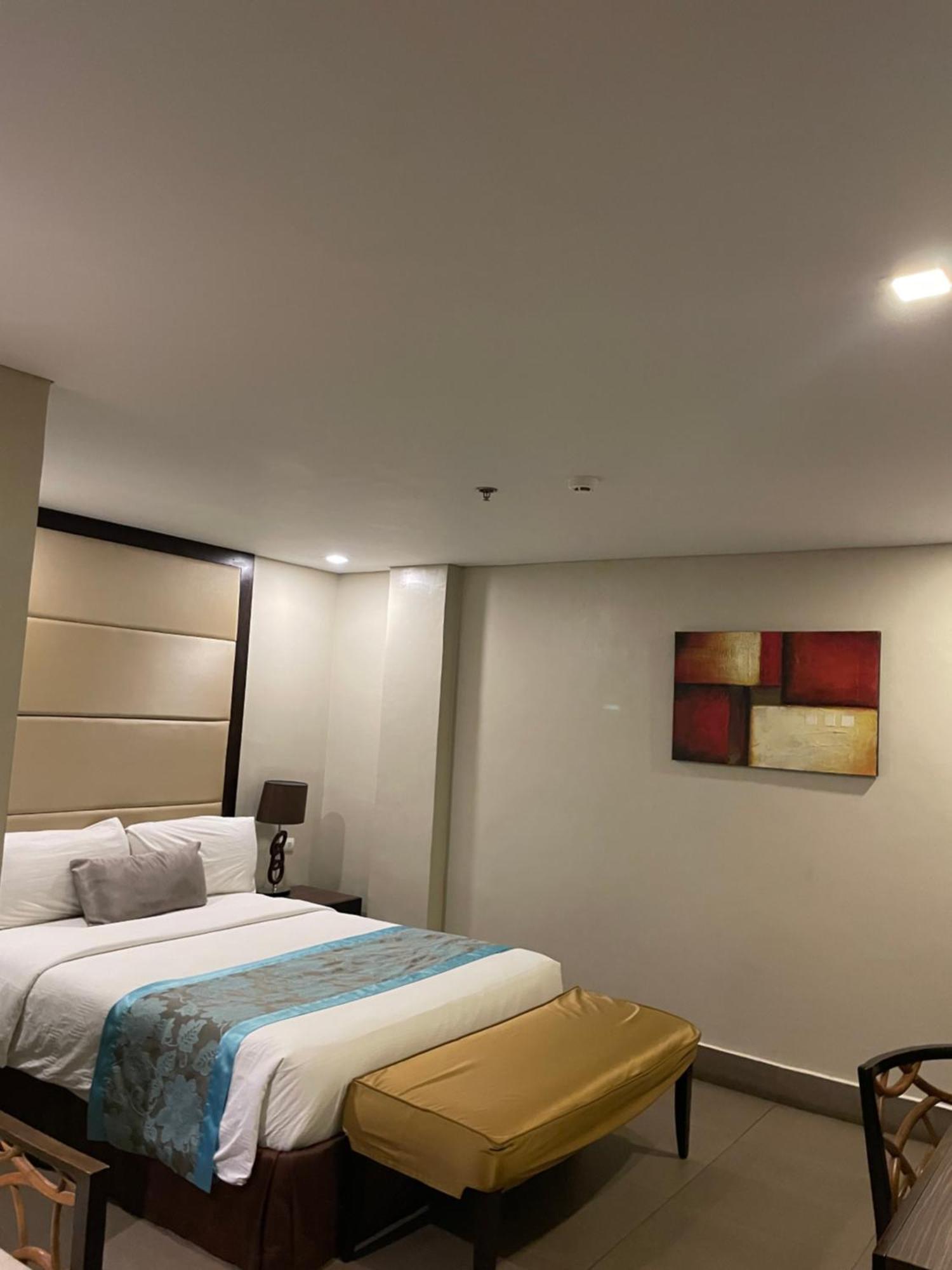 Goldberry Suites & Hotel Mactan Lapu-Lapu City Bagian luar foto