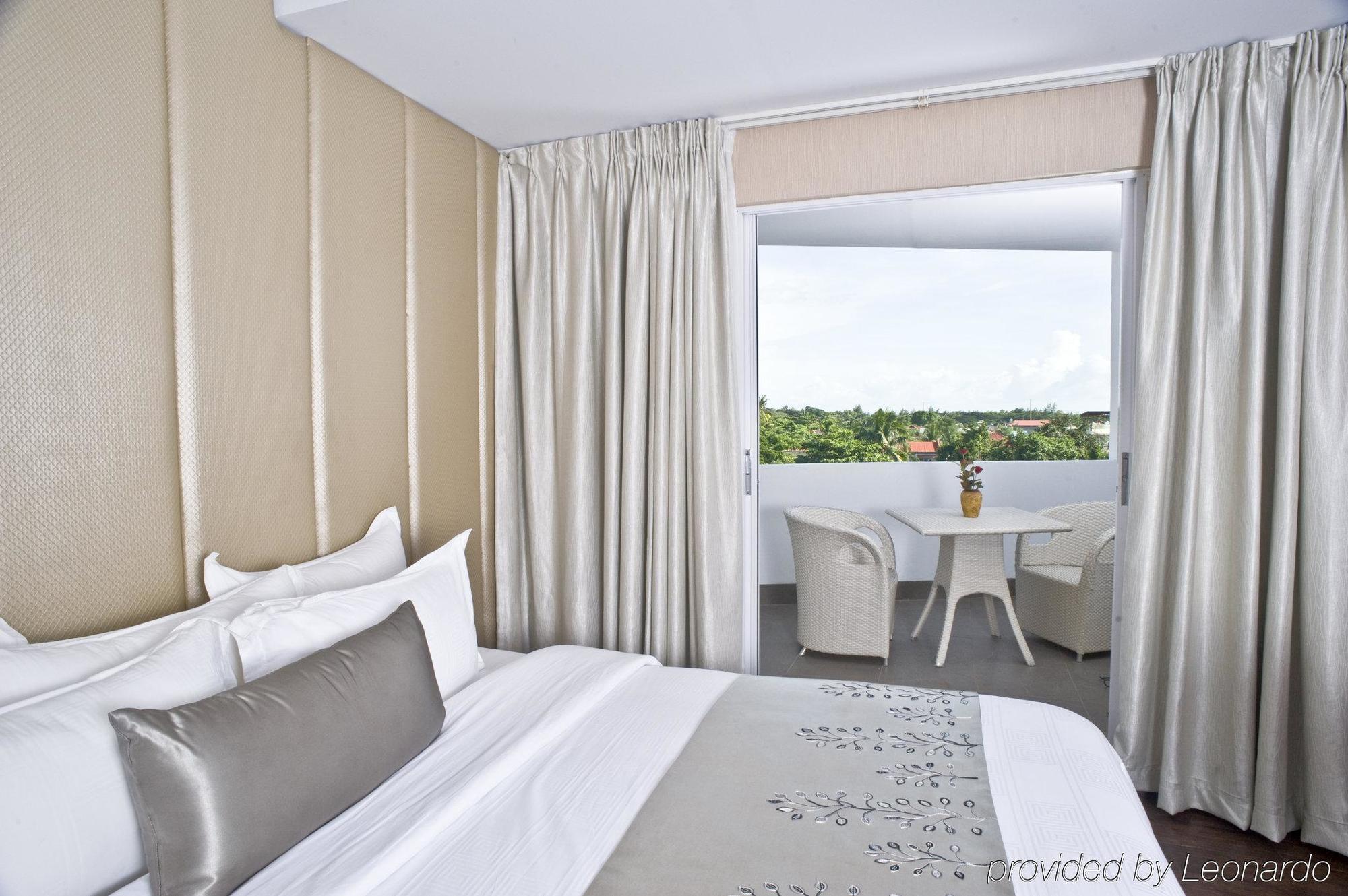 Goldberry Suites & Hotel Mactan Lapu-Lapu City Bagian luar foto