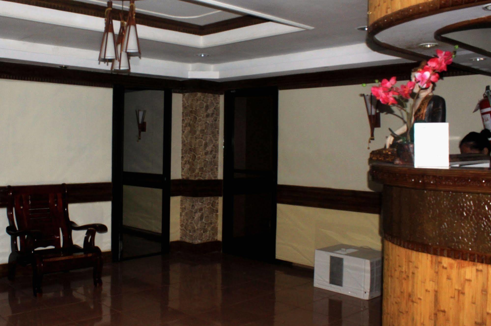 Goldberry Suites & Hotel Mactan Lapu-Lapu City Bagian luar foto